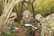 地図とコンパスで位置を把握、生存自活訓練などを行っている「頭号レンジャー」に熱い声援を…第1普通科連隊！