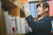 図書館の小中学生向けの書籍コーナーに似つかわしくないオッサンがいた。制服着た中学生の女の子が本を手にとって夢中で読んでたんだけど、なんとオッサンが…