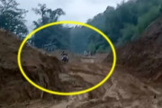 【恐怖】インドで地すべりと共に流されていく人が撮影される(@_@;)