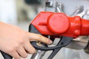 有識者「ガソリン値段は徐々に上がり9月にはリッター180円程度になる」
