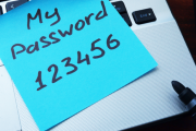「パスワードは毎月変えろ」「メモするな」「長く複雑にしろ」「誕生日とか入れるな」「使い回すな」