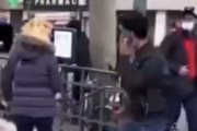 【動画】パリの治安、ガチでヤバイ！移民が白人女性を階段から突き落とす…