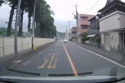 交差点を曲がると鬼バックで逆走する車がいました