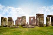 ストーンヘンジ周辺で謎の「巨大シャフト群」が新たに発見される！