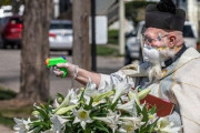 聖水を水鉄砲で噴射する聖職者。社会的距離を保ちながらの祝福行事が話題となりコラ職人がんばる（アメリカ）