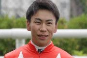 横山武史騎手が落馬で救急車搬送へ。競走馬がぶつかり振り落とされてしまう