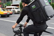 ウーバーイーツの宅配「猛スピードで怖い」と苦情、警察指導だけじゃダメだろコレ