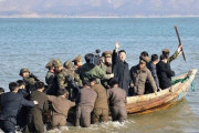韓国当局「北朝鮮軍兵士130人が乗った船舶が過積載で沈没、90人が死亡」！