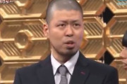 【画像】TV視聴者さん、「お笑い番組の背景セット」の正体に気づいてしまう！　→　「頭いい工夫」「これは上手い」