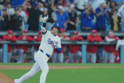 【MLB】大谷翔平　先頭打者弾！苦手右腕の162キロはじき返し、低空189キロ弾　本拠大熱狂　ベンチで笑顔