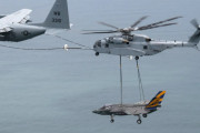 米軍ヘリ、F-35を釣り下げながら高速で空中給油するレア映像