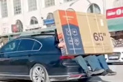 【動画】トルコ人、セダンで65インチの大型テレビを持ち帰ってしまう。