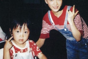 【画像】女さん「20年前の自分とツーショット撮ってみた！笑」ﾊﾟｼｬ←7万いいね
