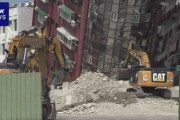 【画像】台湾地震で傾いたビルの解体開始、地震後わずか2日の超スピード