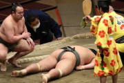 【大相撲】力士が頭から落ちて土俵上で動かなくなる → 放置してしばらくそのまま普通に進行