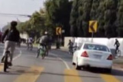 【悲報】アメリカ人さん、車に乗って自転車集団を蹴散らしてしまう