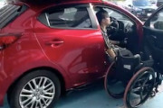 車椅子ユーザーの車の乗り降りはこんなにもスペースが必要。これは知っておくべき動画。