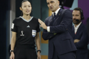 Ｗ杯史上初の女性審判員・山下良美さん、第４審判でデビュー…選手交代など知らせる