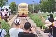 【動画】中国あるある、鉄道を撮影する観光客、警笛も無視、線路を塞いで撮影～！