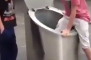 【観覧注意】陽キャクソガキ、ふざけてダストボックスに入り最悪の展開に・・・