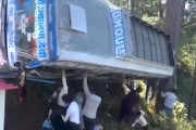 【動画】谷底に転落しかけたバスからの恐怖の脱出劇。