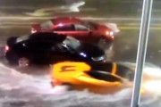海外「ＣＭの撮影みたい」浸水した道路で失速した車の周りを軽やかに運転していくランボルギーニが海外で話題に