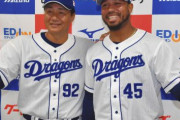 【悲報】中日与田監督、外国人よりも肩幅が広い