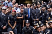 【動画】トランプ大統領、9.11 20年の日にＮＹの警察署・消防署をサプライズ訪問。大人気ｗｗｗｗ