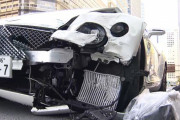 ベントレーを運転の女性「右折やめて直進したらぶつかった」