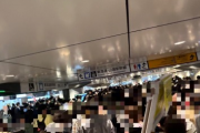 東京駅激混み、新幹線の改札まで一歩も動けない模様