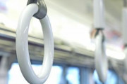 電車で汚い吊り革に触れずに吊り革より機能的な方法見つけたwwwwww