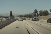 自動操縦搭載のテスラモデル3がすごい、対向車線から飛んできたタイヤを避ける動画が話題に！