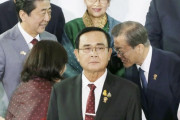 【速報】文在寅大統領、タイで安倍首相との握手と挨拶に成功！