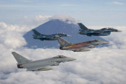 空自F-2戦闘機とドイツ空軍ユーロファイター戦闘機が初の共同訓練…富士山上空で編隊飛行！