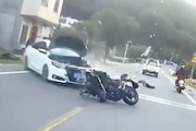 これは避けられない。バイク運転中のもらい事故の瞬間。