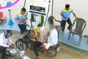 インド人もビックリ！バイクに給油中突然炎上