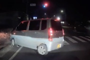 【埼玉】T時交差点を信号無視した軽自動車が自爆する瞬間。どうしてそうなるの。