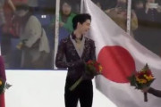 海外「真のスポーツマンシップだ」 カナダ人フィギュアスケーターが羽生選手が国旗に向かって国歌を歌えるようにしている図