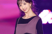 元乃木坂46佐藤楓、オフショル×ミニスカで美スタイル披露「女神様かと」「憧れそのもの」の声