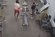 【悲報】ジムで女を襲おうとした男、普通に力負けして終わるｗｗｗｗｗ