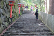 【友やめ】よく歩く旅程、それも長い石段のあるお寺も参拝するって決めてたのにヒールサンダルで来た友人ｗｗｗｗｗｗ