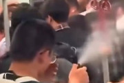 【動画】満員の電車内に催涙スプレーを噴射する男が現れて乗客がパニックに。