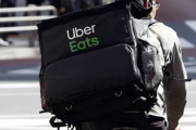Uber Eats、配達員報酬を約3割引き下げ