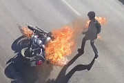 【動画】綺麗なスピンをしてしまったバイク乗りが燃えてしまう事故。