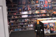 これは懐かしい！地下に1990年代のレンタルビデオ屋を再現した男性（アメリカ）