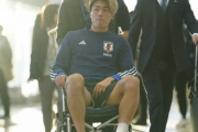 【画像】日本代表･中村敬斗さん、車椅子姿で現る！