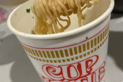 カップヌードルをフォークで食べてないヤツ人生の9割損しててワロタ