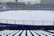 神宮球場が真っ白！雨→大雪でグラウンドに積雪　阪神－ヤクルトのＯＰ戦は天候不良で中止に