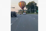 「 親方!空から気球が!」気球が道路上に緊急着陸