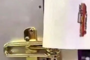 【動画】悪用厳禁。PET板一枚で色々なドアの鍵を開けてしまう技が公開される。